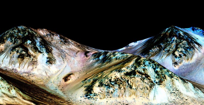 화성의 헤일(Hale) 크레이터 지역에서 발견된 RSL 지형에 미국 항공우주국(NASA)이 인위적으로 색을 입힌 모습. 검은색으로 칠해진 경사면이 염분을 머금은 물이 흐르는 것으로 확인된 지역이다. - 미국항공우주국 제공